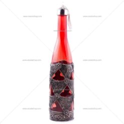 Bouteille décorée en verre rouge en métal ou cuivre 100% marocain.